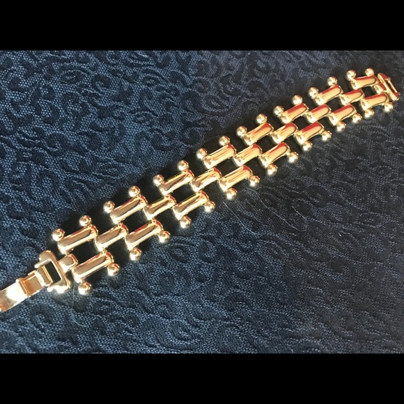 Accessories - 🤎 EUC 🤎 GOLD BRACELET